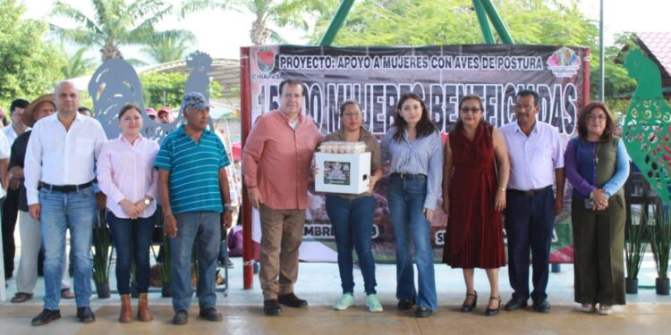 Realiza Mariano Rosales octava entrega de aves de traspatio en La Garza