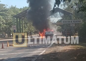 ¡Auto en llamas!