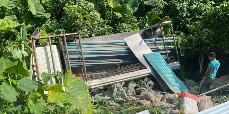 Cuantiosos daños materiales dejan accidente carretero en Cacahoatán