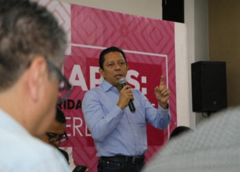 Presenta su libro ante el sector empresarial del estado