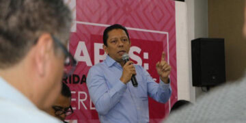 Presenta su libro ante el sector empresarial del estado