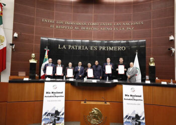 Entregó galardones a cronistas deportivos