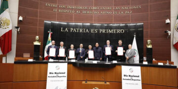 Entregó galardones a cronistas deportivos