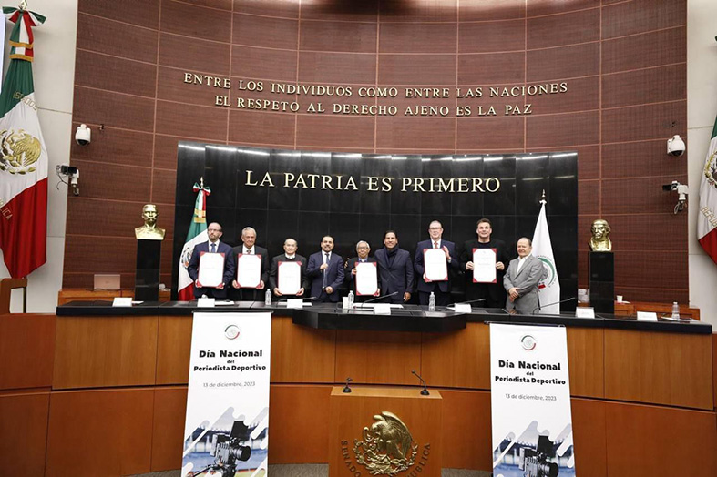 Entregó galardones a cronistas deportivos