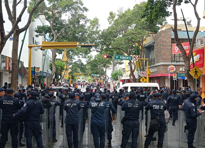 Cumplen tercer día protestas