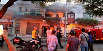 Fuego consume vivienda