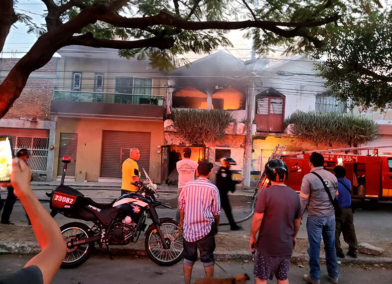 Fuego consume vivienda