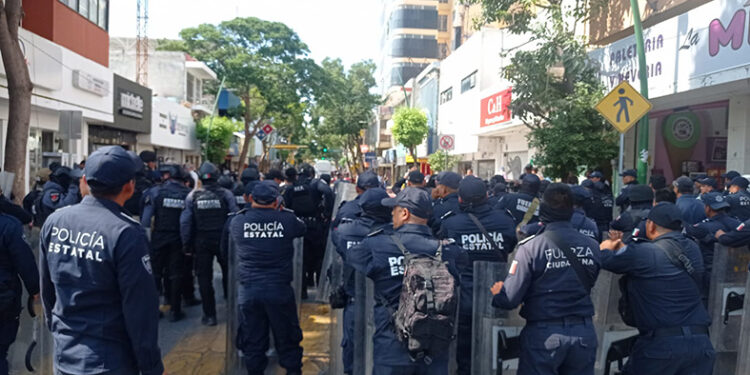 Normalistas continúan vandalizando en Tuxtla