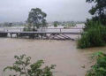 Por lluvias se interrumpe paso vehicular