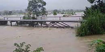 Por lluvias se interrumpe paso vehicular