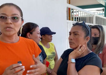 Exigen la destitución de maestra
