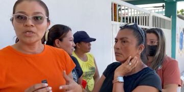 Exigen la destitución de maestra