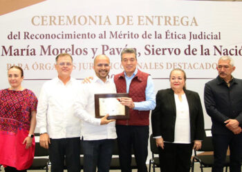 Entrega reconocimiento al Mérito de la Ética Judicial