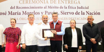 Entrega reconocimiento al Mérito de la Ética Judicial