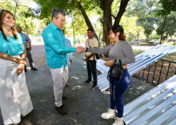Entrega escrituras públicas y paquetes de láminas