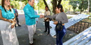 Entrega escrituras públicas y paquetes de láminas