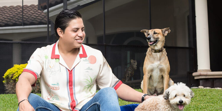 Logra firmas para que se legisle maltrato animal