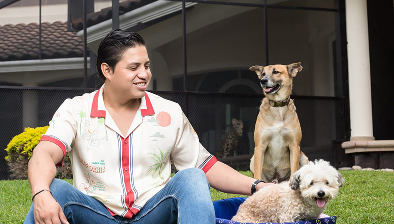 Logra firmas para que se legisle maltrato animal