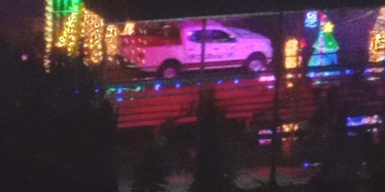 Presuntos policías derriban portón