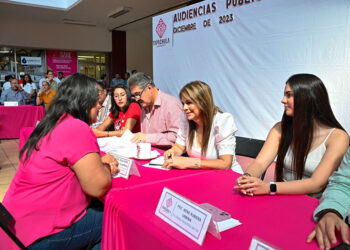 Atiende a la población en audiencias públicas