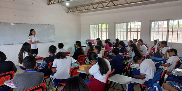 Llevan pláticas a jóvenes