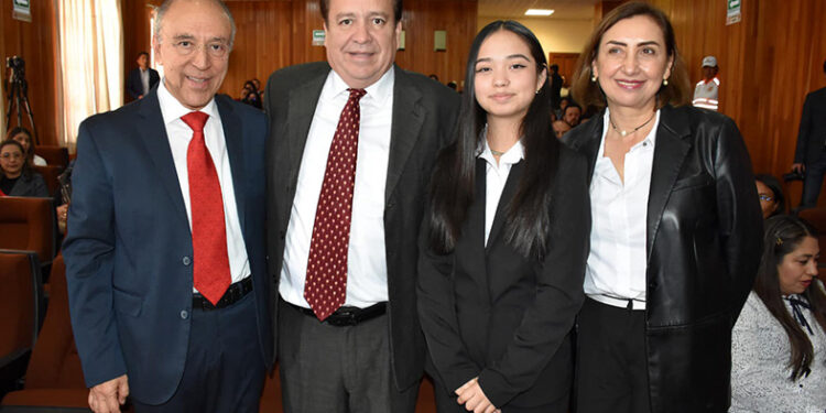 Otorgan medalla de Honora joven villaflorense