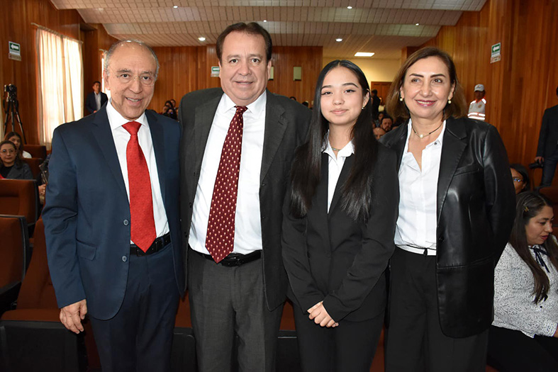 Otorgan medalla de Honora joven villaflorense