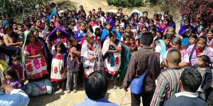 Retornan desplazados