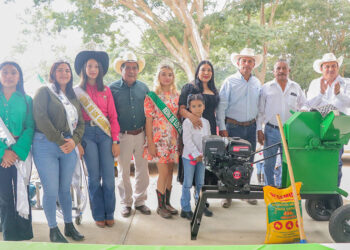 Premió a ganadores de la Vaca Lechera en Valle Morelos