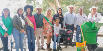 Premió a ganadores de la Vaca Lechera en Valle Morelos