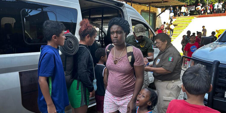 Suspende servicio aéreo para traslados de personal y migrantes