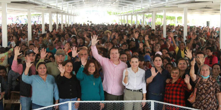 Mariano Rosales inicia entrega aves de traspatio