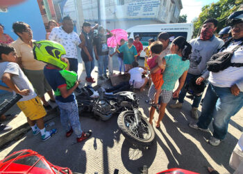 Lo arrinconó en la esquina