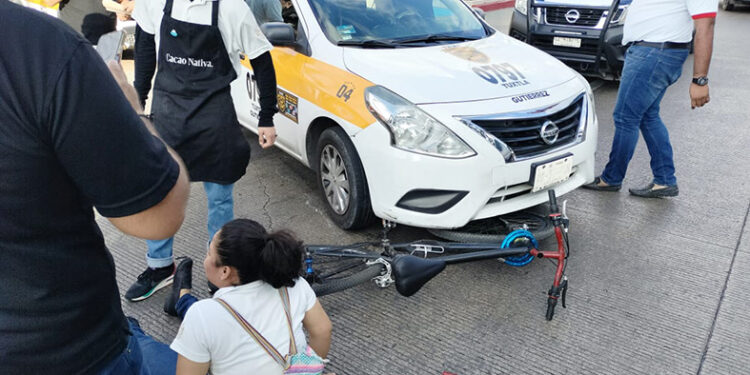 Se estrelló contra un taxi