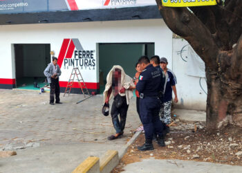 Lo dejaron bañado en sangre