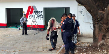 Lo dejaron bañado en sangre