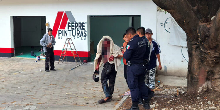 Lo dejaron bañado en sangre