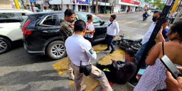 Lo tumbaron de la moto