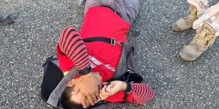 Lo tumbaron de la moto