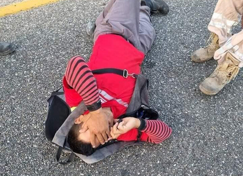 Lo tumbaron de la moto