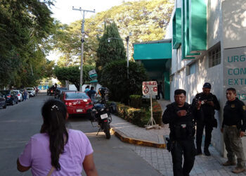 Empistolado asalta la policlínica