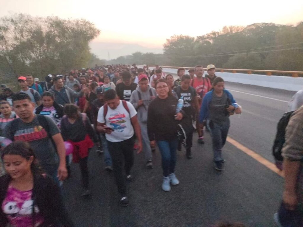 Caravana migrante se reagrupa en Chiapas y avanza a Oaxaca