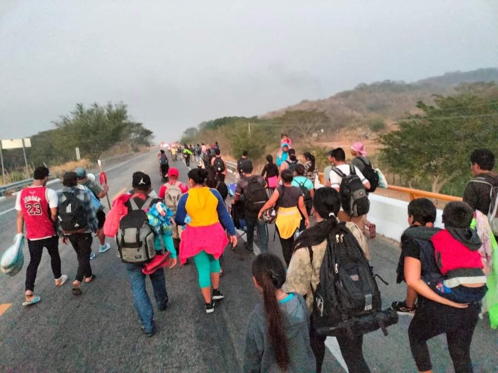 La denominan ‘la caravana del éxodo de la pobreza’; este domingo se reagrupó en el municipio de Arriaga.