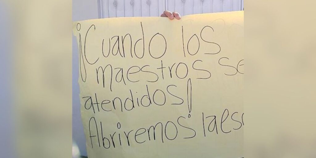 Los padres de familia señalan que no aceptarán a nuevos profesores.