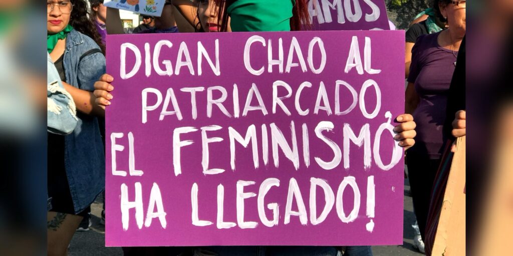 Alerta, Alerta, Alerta que camina, la lucha feminista por América Latina! Y tiemble, y tiemble y tiemblen los machistas que América Latina será toda feminista!