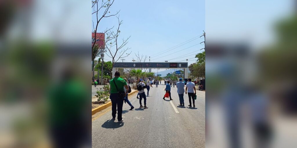 El cierre de los accesos a la ciudad el pasado viernes, generó diversas afectaciones y molestias entre las que tuvieron que pasar a pie los bloqueos.