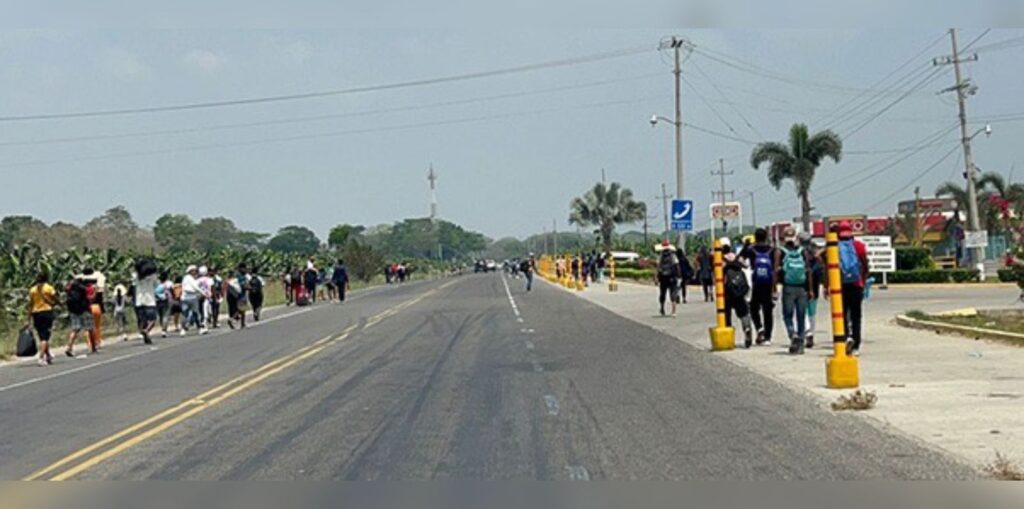 Activistas, migrantes y la iglesia católica realizaron la representación del “Viacrucis migrante”, en pequeños grupos avanzan, bajo el inclemente sol. 