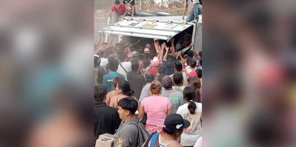 Se hizo la rapiña, más de 100 personas se llevaron su costal de la harina.