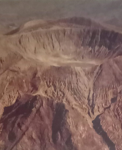 Hizo erupción la noche del domingo 28 de marzo de 1982, arrojando millones de toneladas de arena, grava y ceniza en un área de 100 kilómetros a la redondea.