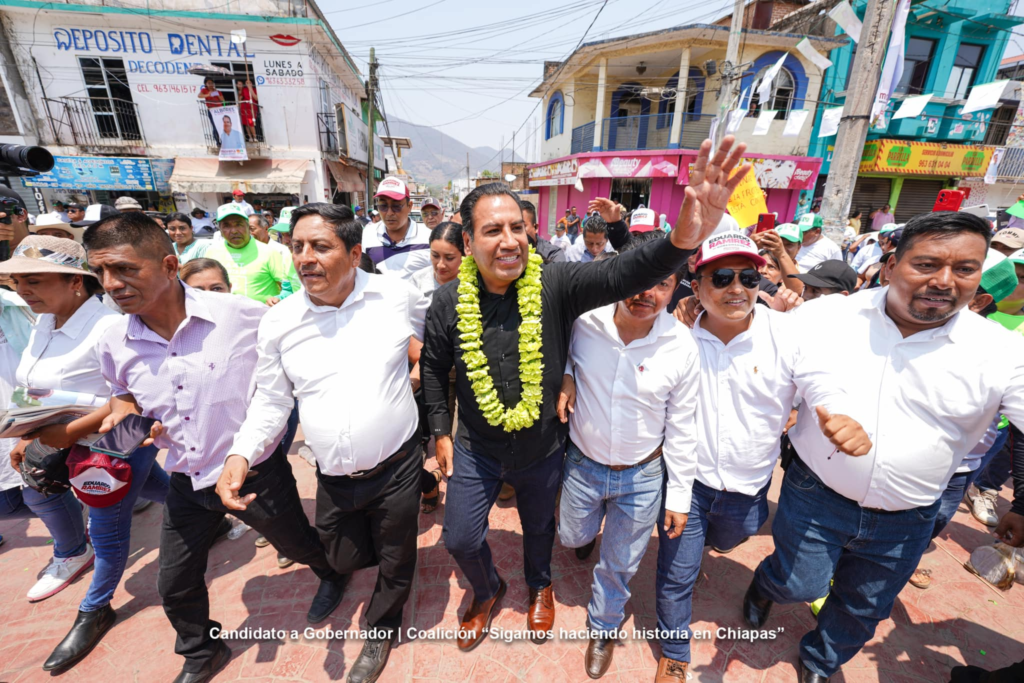 Antes de llegar a Frontera Comalapa, Ramírez Aguilar se bajó del vehículo en que se transportaba con su equipo a saludar a personas que estaban en la carretera.